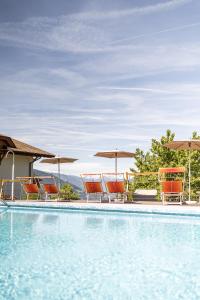 Bazén v ubytování Hotel Garni Alpes nebo v jeho okolí