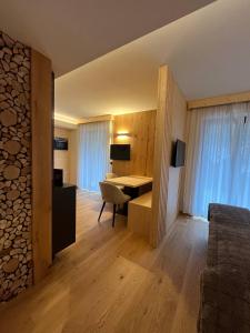 Μια τηλεόραση ή/και κέντρο ψυχαγωγίας στο Rauzi apartments +12 φωτογραφίες