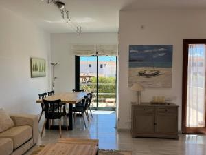 O zonă de relaxare la BAHIA 26 by SOM Menorca
