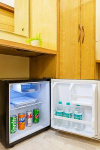 Η κουζίνα ή μικρή κουζίνα στο Hotel Guru Preet - Top Selling - New Hotel - Premium Rooms - Lift - Close to Connaught Place