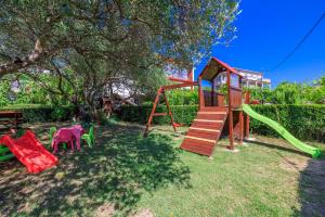 Ο χώρος παιχνιδιού για παιδιά στο Apartman Dragan i Slavica 200 m od plaže s terasom