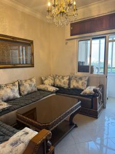 a living room with couches and a chandelier at Apartamento Céntrico y Lujoso in Tangier
