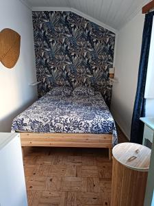 a bedroom with a bed with a blue and white comforter at Chambre familiale chez "Casa Portuguesa", accès piscine-jardin-1h15 Lisboa in Chamusca