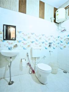 Ένα μπάνιο στο Skyard Hostel Rishikesh Laxman Jhula