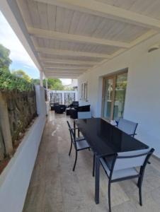Una mesa y sillas negras en un patio. en La Casa di Samu, en Àrbatax