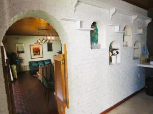 ヨハネスブルグにあるNorthcliff Green Houseの白いレンガの壁とアーチのある部屋 +16枚の写真