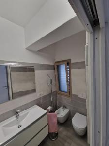 un baño con lavabo e inodoro en La Casa di Samu, en Àrbatax 33 fotos más