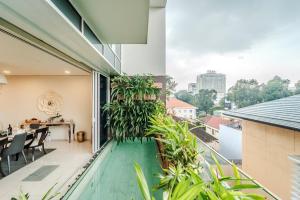 Un apartamento con balcón con piscina. en Serenity Saigon Sky Villas - Free One Way Airport Shuttle, en Ho Chi Minh
