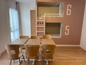 a dining room with a table and chairs and a bunk bed at Apparthotel Privilodges Toulon Centre Gare in Toulon