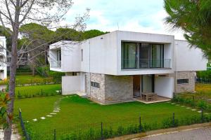 O grădină în afara Villa Gardenia 2