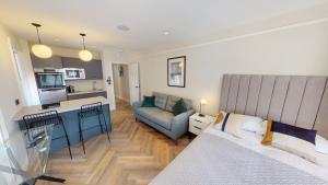 Køkken eller tekøkken på Cathedral Views Heart of City Communal Laundry