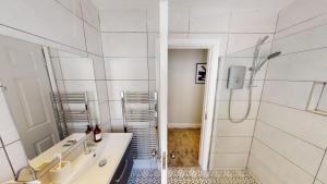 Et badeværelse på Cathedral Views Heart of City Communal Laundry