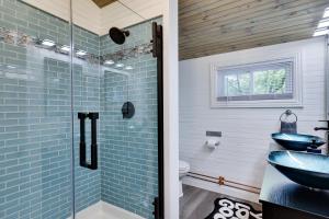 ein Bad mit blauen Fliesen und einer Glasdusche in der Unterkunft Heart's Desire, a Cottage With Stunning Lake Views in Effort + 33 Fotos