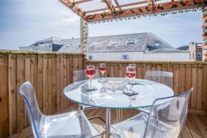 Drinks på Skyfall - 2 Bedroom Apartment - Milford Haven