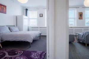 En eller flere senge i et værelse på Skyfall - 2 Bedroom Apartment - Milford Haven + 35 billeder