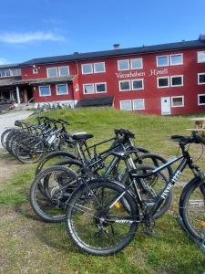 a row of bikes parked in front of a building at Vatnahalsen Høyfjellshotell in Myrdal