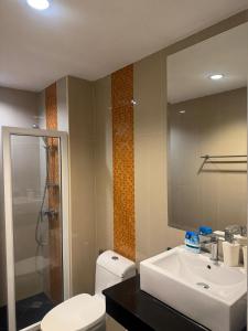Un baño con inodoro, lavabo y ducha. en New Nordic VIP 6, en Pattaya South