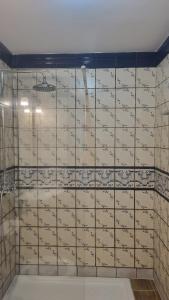 ein Raum mit einer Wand voller Karten an der Wand in der Unterkunft Casa Rural Valle in La Puebla de los Infantes + 28 Fotos