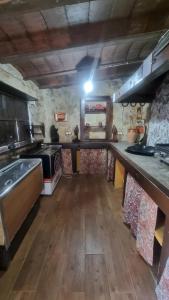 eine große Küche mit Herd und Holzboden in der Unterkunft Casa Rural Valle in La Puebla de los Infantes