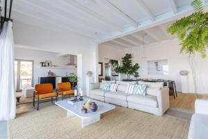 Kuchyň nebo kuchyňský kout v ubytování Adult Only Casa Chana - Contemporary villa with Private Pool and Sea Views