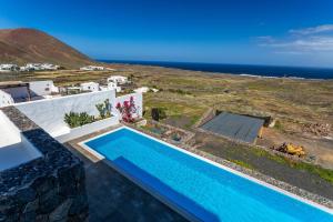 Bazén v ubytování Adult Only Casa Chana - Contemporary villa with Private Pool and Sea Views nebo v jeho okolí