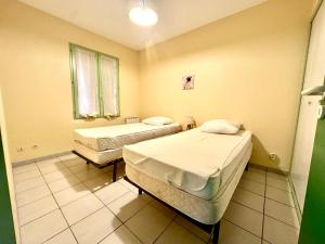 Ένα ή περισσότερα κρεβάτια σε δωμάτιο στο Annexe Boullée Appartement 1 - Thermes Neyras les Bains