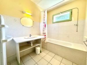 Ένα μπάνιο στο Annexe Boullée Appartement 1 - Thermes Neyras les Bains