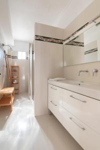 Casa al Castelllo - Traditional home in Parga في بارغا: حمام أبيض مع حوض ومرآة +101 صورة