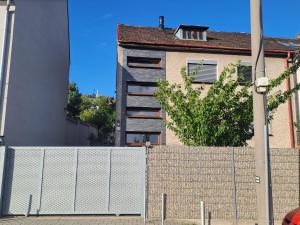 Το κτήριο όπου στεγάζεται  το διαμέρισμα +2 φωτογραφίες