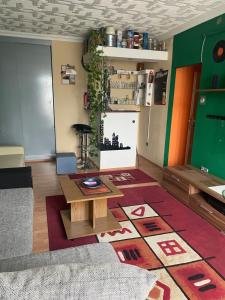 Ruang duduk di Kolor House Apartman