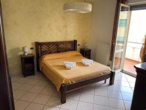 ein Schlafzimmer mit einem Bett mit zwei Handtüchern darauf in der Unterkunft Dimora Letizia in Gallipoli