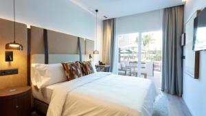 ein Hotelzimmer mit Bett und Balkon in der Unterkunft Hotel Indigo Gandia Beach by IHG in Gandía + 73 Fotos