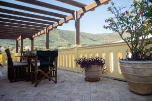 Casa al Castelllo - Traditional home in Parga في بارغا: فناء مع طاولة وكراسي وإطلالة