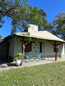 una casa con dos sillas delante en Casas de Campo San Antonio JUJUY LLN, en La Toma