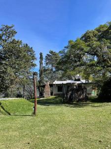 una casa en un campo con árboles en el fondo en Casas de Campo San Antonio JUJUY LLN, en La Toma