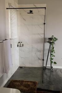 Phòng tắm tại Barber's Trail Lodge - Modern Comfort, Wild Beauty +68 ảnh