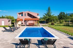 Πινγκ πονγκ στο Villa Dola with private pool ή εκεί κοντά