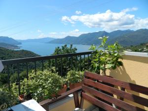 una panchina su un balcone con vista sul lago di Lago Maggiore Holiday House with Panoramic Views a Dumenza