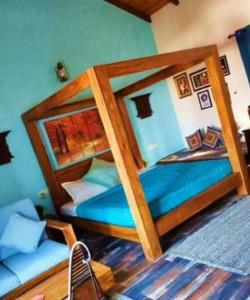 1 dormitorio con 2 literas y paredes azules en Rumis Mountain Sunset, en Nainital