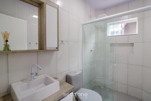 Ένα μπάνιο στο Casa 1Q c/ churrasq. garagem em Penha JCS0004 +7 φωτογραφίες