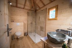 Fotografie z fotogalerie ubytování Les Cabanes des Blots v destinaci La Bussière