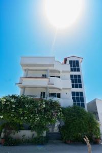 a white building with a lot of windows at Fen Villa in Dharavandhoo