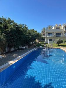アナイプスィにあるErofili luxury house with poolの建物の前のプール