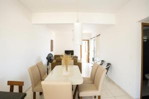 a white dining room with a white table and chairs at Apartamento na Sapetinga - Melhor Pôr do Sol da cidade e com 3 Quartos in Ilhéus