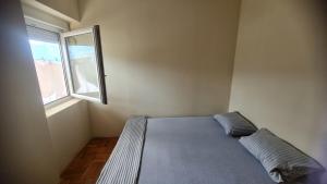 a bedroom with a bed and a window at Apartman braco in Budva
