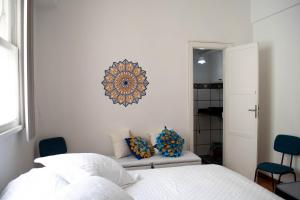 a bedroom with a bed and a mirror on the wall at Apto Centro do Rio - Cinelândia - Consulado Americano - Vivo Rio - 1 min Metrô in Rio de Janeiro