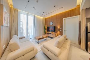 TV a/nebo společenská místnost v ubytování 2BR Aljada Apartment - 3 Washrooms - Sleeps 6 - Boulevard