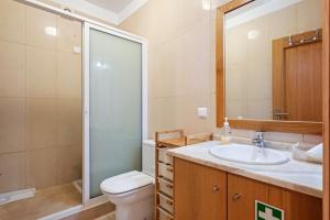 Koupelna v ubytování Casa das Pedras Pretas - By WeHost + 18 fotografií