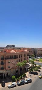 a parking lot with cars parked in front of a building at Luxueux appartement entre Gueliz et l'Hivernage avec WIFI in Marrakech