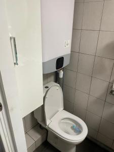 uma pequena casa de banho com WC numa cabina em Studio Cosy au charme Parisien - Butte aux cailles em Paris